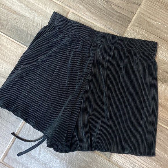 Black plisse vacation soft shorts - Picture 2 of 3